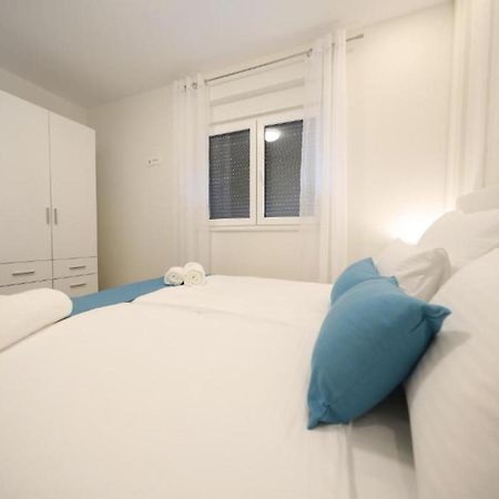 Luxury Majpruz Suites I زادار الغرفة الصورة