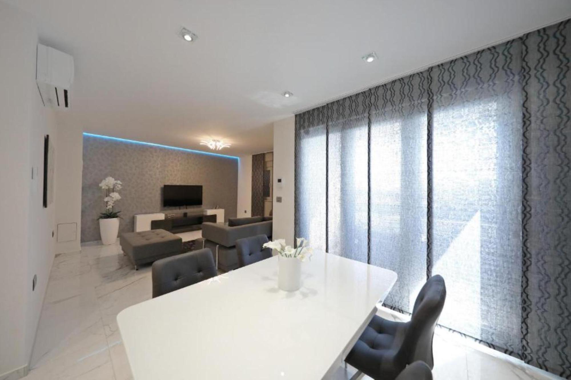 Luxury Majpruz Suites I زادار الغرفة الصورة