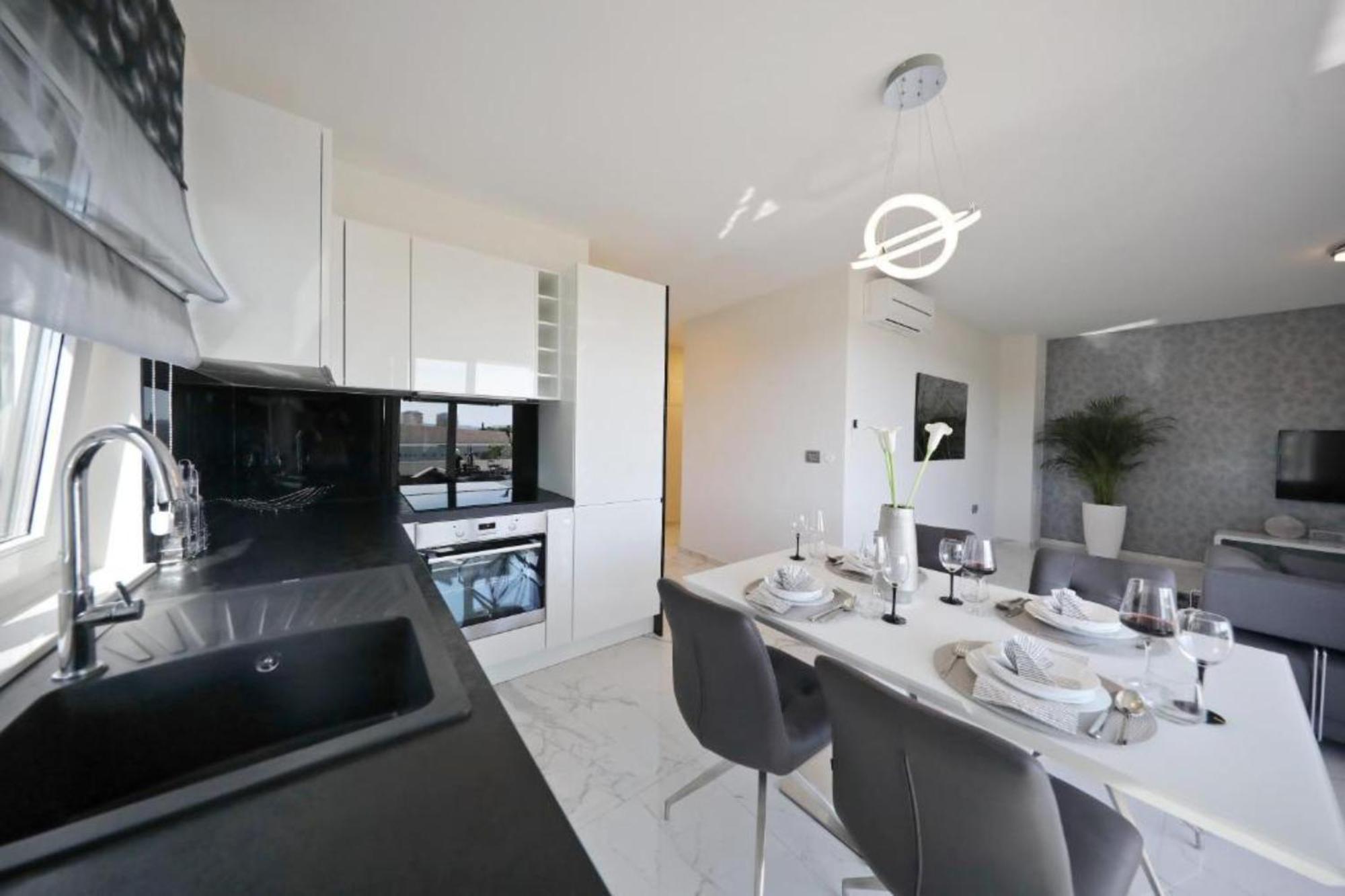 Luxury Majpruz Suites I زادار الغرفة الصورة